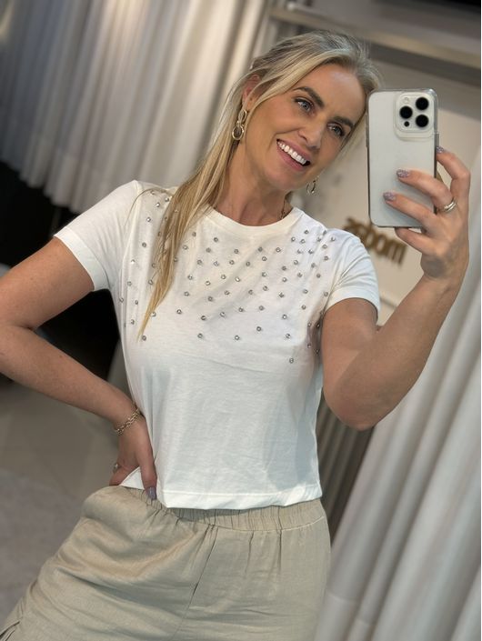 T-shirt em Malha Prime com Máxi Strass Off White ... - CS BY KATI