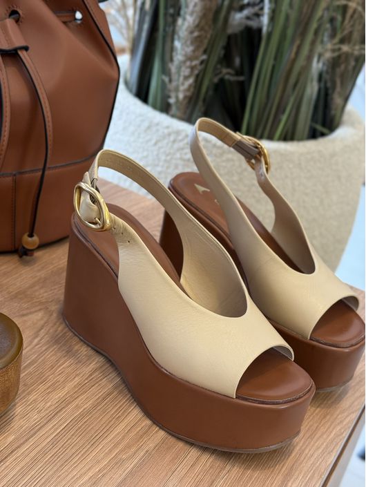 Sandália Plataforma Buckle Maxi Anabela Couro Bege... - CS BY KATI