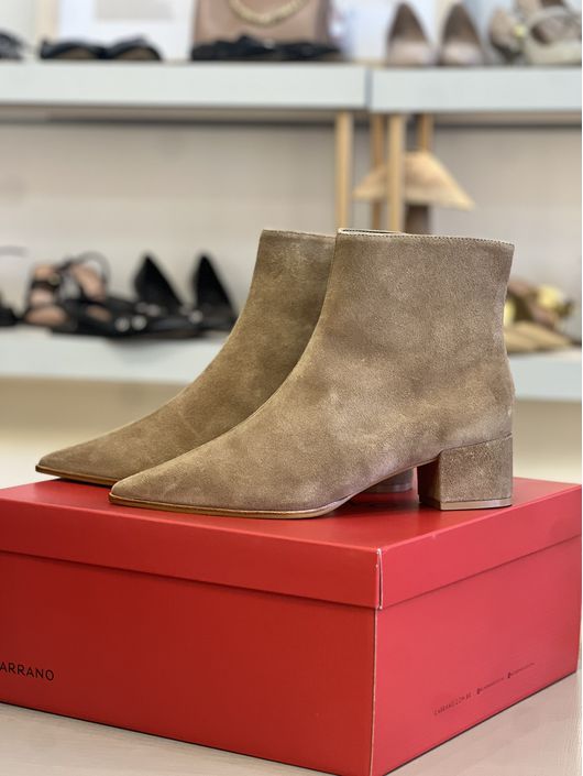 Bota Carrano Classic Bico Fino Salto Bloco Suede C... - CS BY KATI