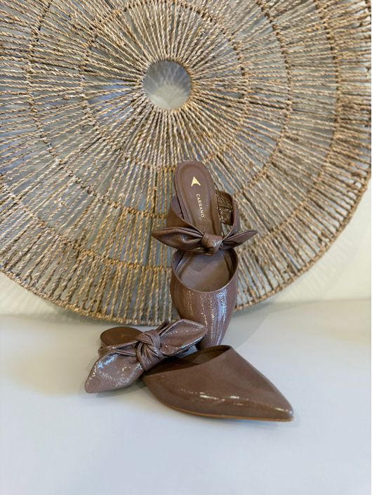 Mule Flat Knot Couro Verniz Mocha - K507110C - CS BY KATI