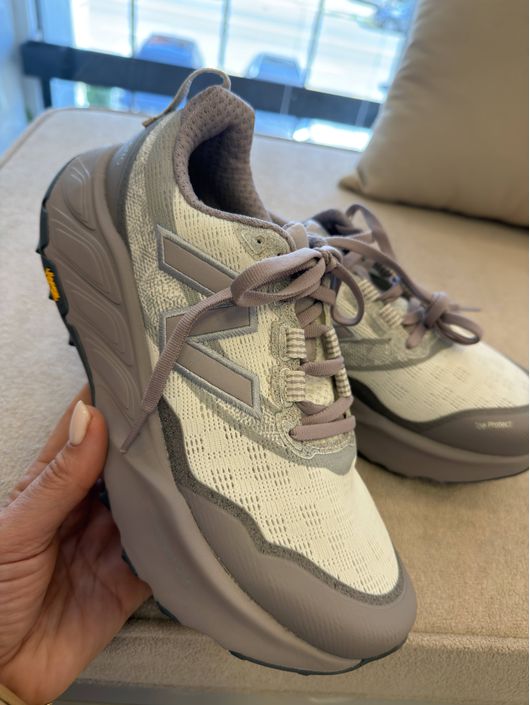 Tênis New Balance Hierro V9 Bege Claro/Cinza 2012 ... - CS BY KATI