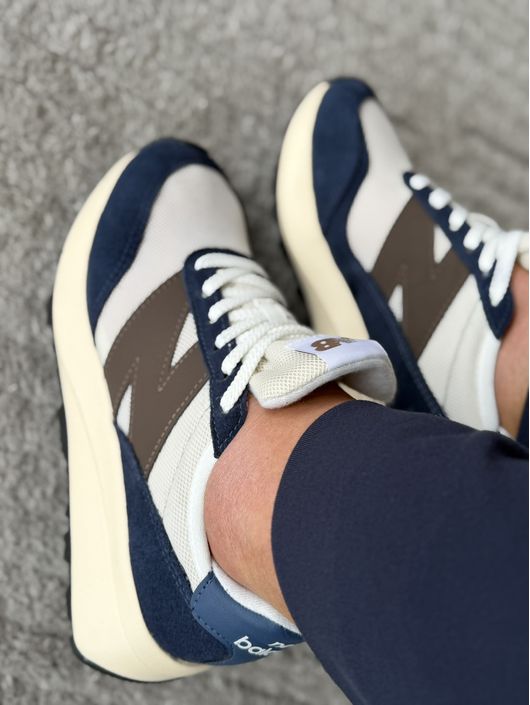 Tênis New Balance 370v1 Marinho/Nude 1302 - K35002... - CS BY KATI