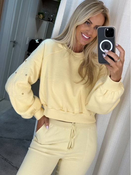 Blusão Cropped Em Moletom Com Mangas Bordadas Amar... - CS BY KATI