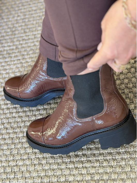 Bota Coturno Chelsea Tratorada Couro Verniz Marrom... - CS BY KATI