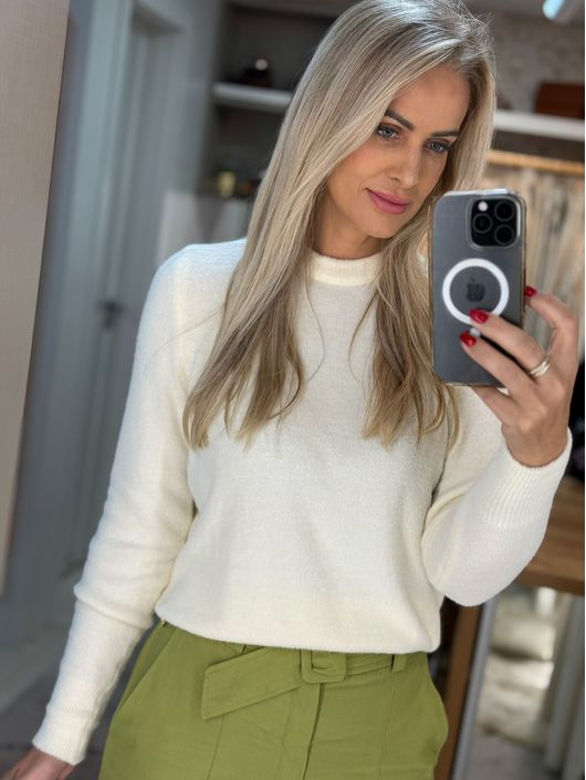 Blusa Biamar Em Fio Pluma Com Gola Redonda Off Whi... - KATI MODAS