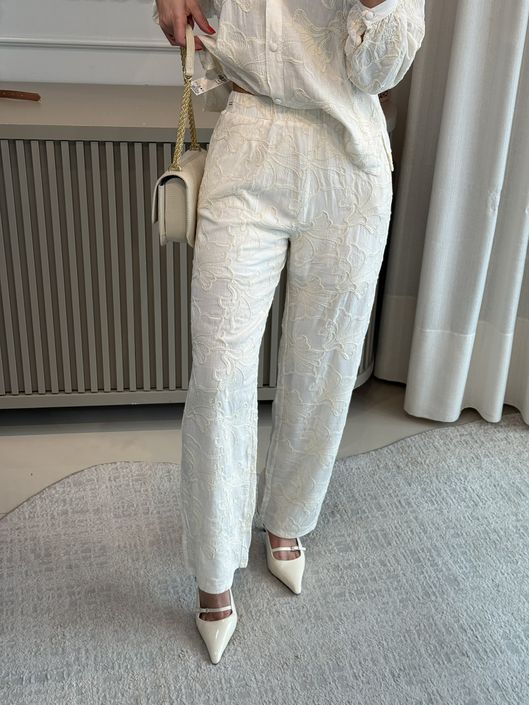 Calça Biamar Reta Com Bordados Off White 1607 - K1... - KATI MODAS