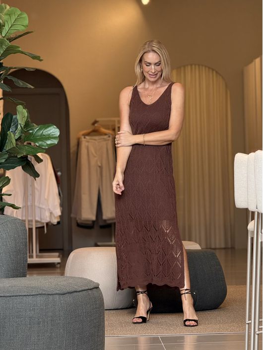 Vestido Le Bongã Tricô Longo Vazado Marrom - K240... - KATI MODAS