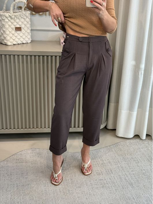 Calça Biamar Com Pregas e Detalhes Em Botões Marro... - KATI MODAS