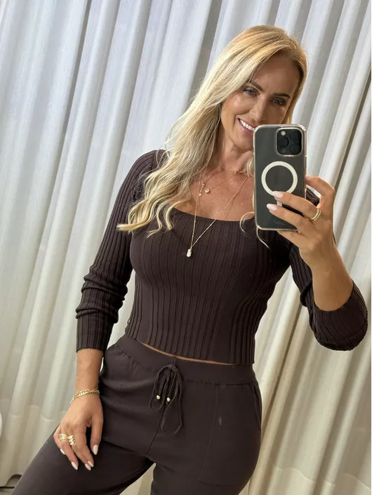 Blusa Canelada Com Decote Quadrado Marrom - K01904... - KATI MODAS