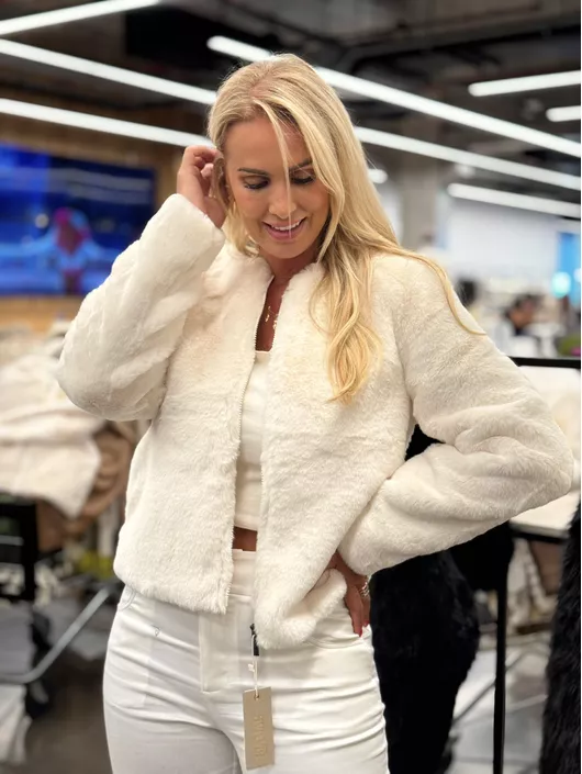 Casaco Biamar De Pele Artificial Off White - K510... - KATI MODAS