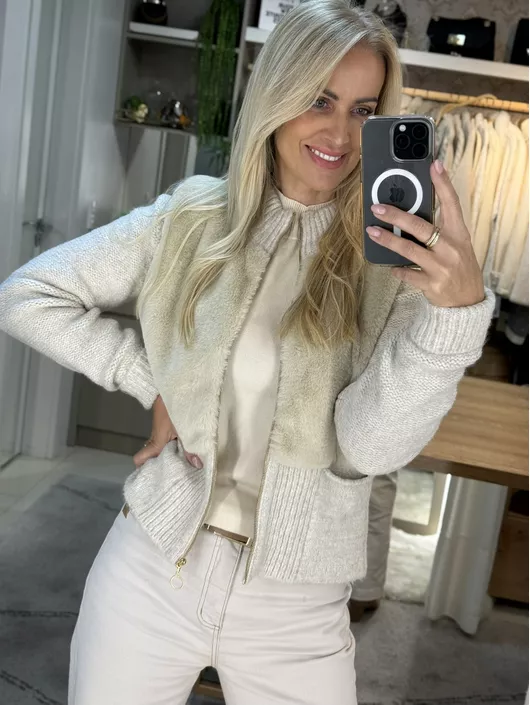 Casaco Biamar com Pele Fake e Bolso Frontal Bege 2... - KATI MODAS