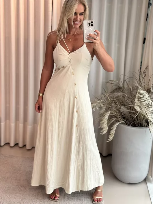 Vestido Aura Longo Com Botões Dourados Bege - K653... - KATI MODAS