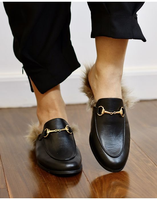 MULE MADÁ DE COURO PRETO COM PELO