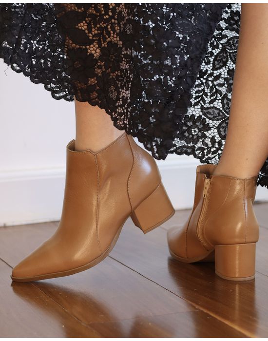 BOTA GUTA EM COURO CARAMELO COM SALTO BLOCO E CANO BAIXO