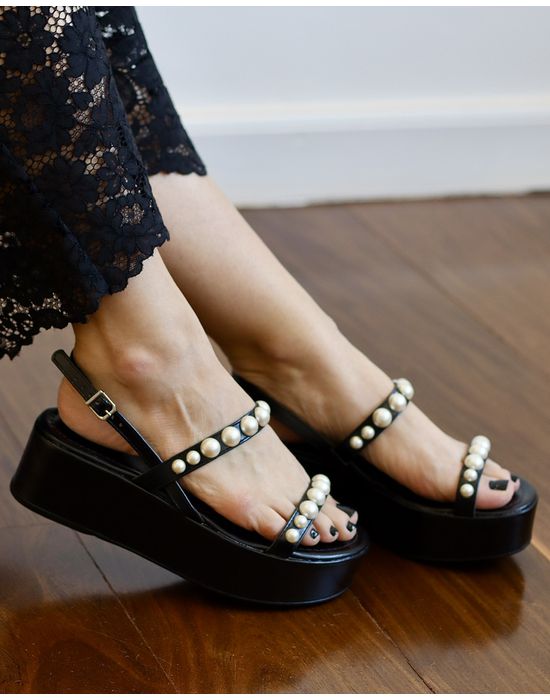 SANDÁLIA FLATFORM PAOLA PRETA COM PÉROLAS