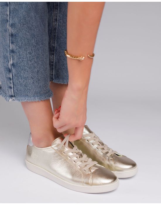 TÊNIS ETC. EM COURO DOURADO COM CADARÇO EM ELÁSTICO E DETALHE TRASEIRO PRATA