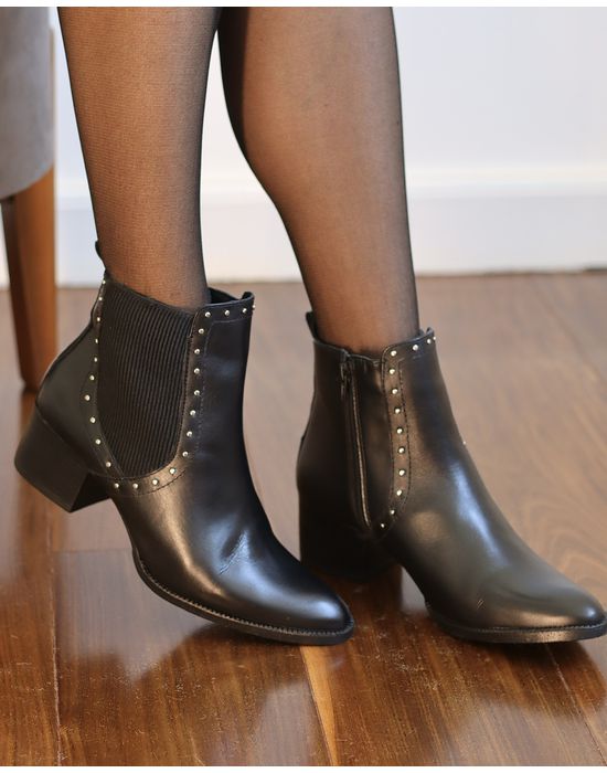 BOTA CORA COURO PRETO COM APLICAÇÕES