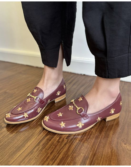 MOCASSIM TEODORA COURO CHERRY ABELHAS BORDADAS