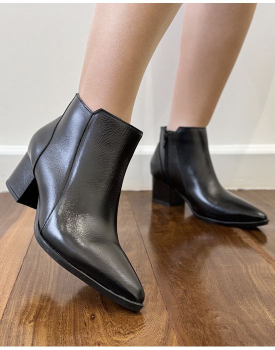 BOTA GUTA EM COURO PRETO COM SALTO BLOCO E CANO BAIXO