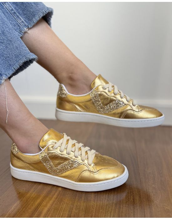 TÊNIS CACÁ EM COURO DOURADO COM DETALHE BROCADO