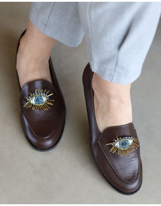 MOCASSIM MARIA ISABEL COURO MARROM BORDADO OLHO GREGO