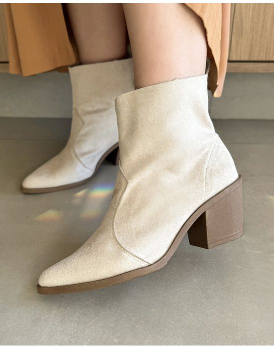 BOTA HELENA EM SUEDE OFF WHITE CANO CURTO E BICO FINO