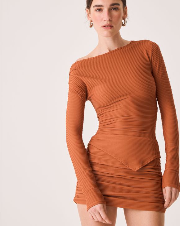 Blusa feminina cobre com gola e cintura assimétricas, tecido com relevo e modelagem justa ao corpo