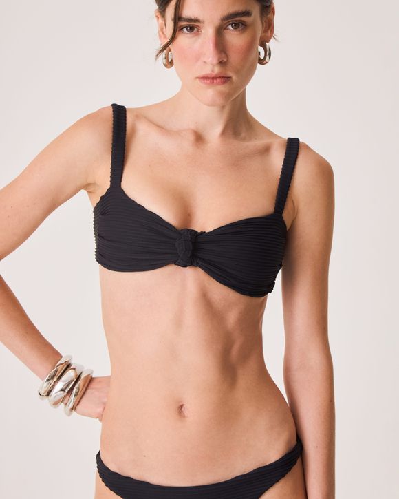 Top Biquíni Lari Texturizado Preto feminino da collab August com Maria Victoria Tinoco, poliamida canelada, alças largas e nó central que valoriza o busto