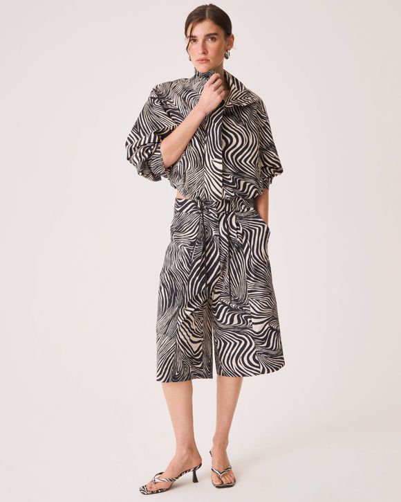 Casaco bomber feminino cropped com estampa animal print zebra, gola alta e fechamento por zíper e botões