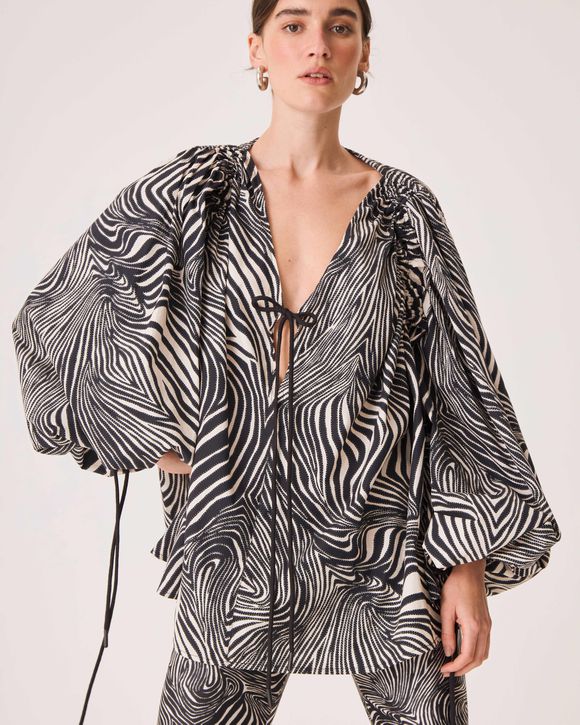 Bata feminina animal print zebra com decote em V, cordões para amarração, mangas bufantes e detalhe trapeado
