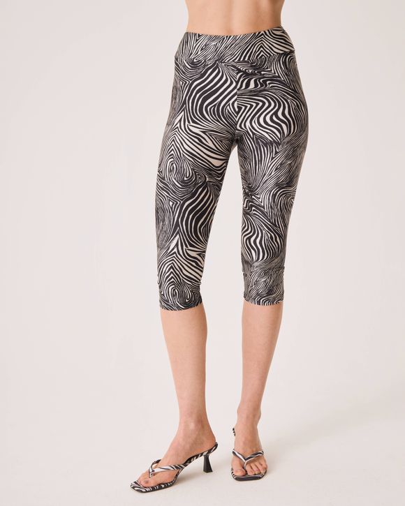  Legging Mel Animal Print Zebra feminina da collab August com Maria Victoria Tinoco, poliamida com elastano, cintura alta e modelagem ajustada ao corpo