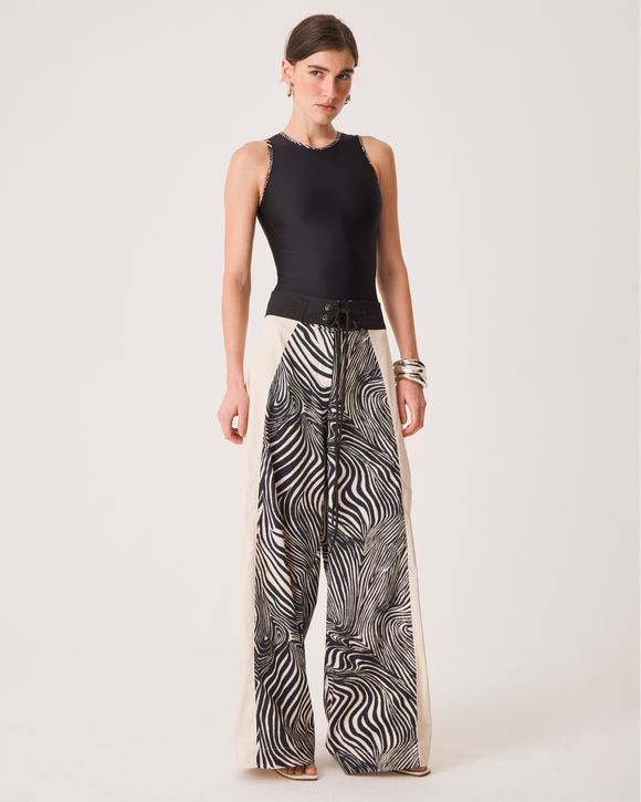  Calça pantalona feminina animal print zebra com recortes off white e cós de amarração