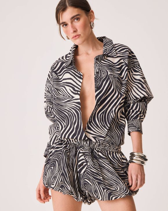 amisa Meg Animal Print Zebra feminina da collab August com Maria Victoria Tinoco, estampa zebra preto e branco, comprimento alongado com botões personalizados