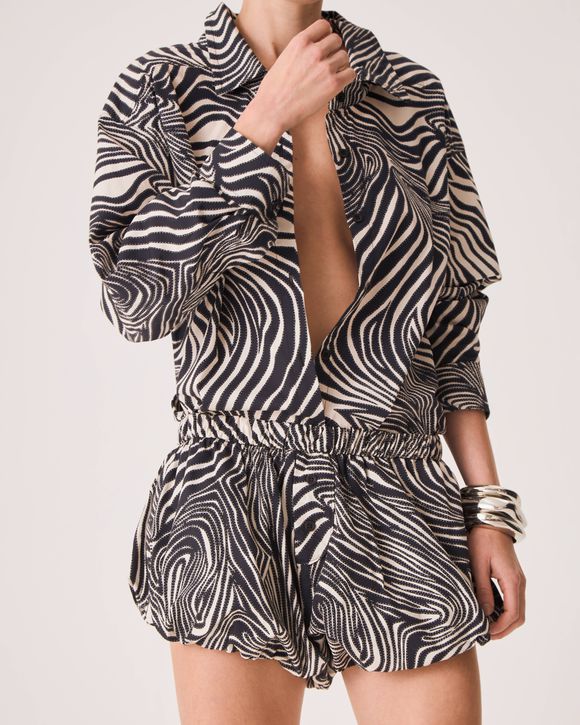 Short feminino balonê com estampa animal print zebra, cintura baixa, cós de elástico e botões frontais