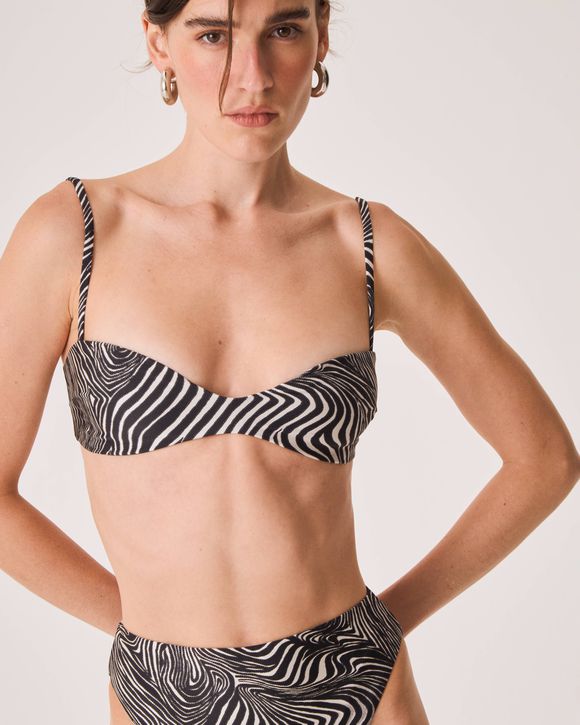 Top Biquíni Helena Animal Print Zebra feminino da collab August com Maria Victoria Tinoco, poliamida, decote em V sutil, alças finas ajustáveis e abotoador nas costas
