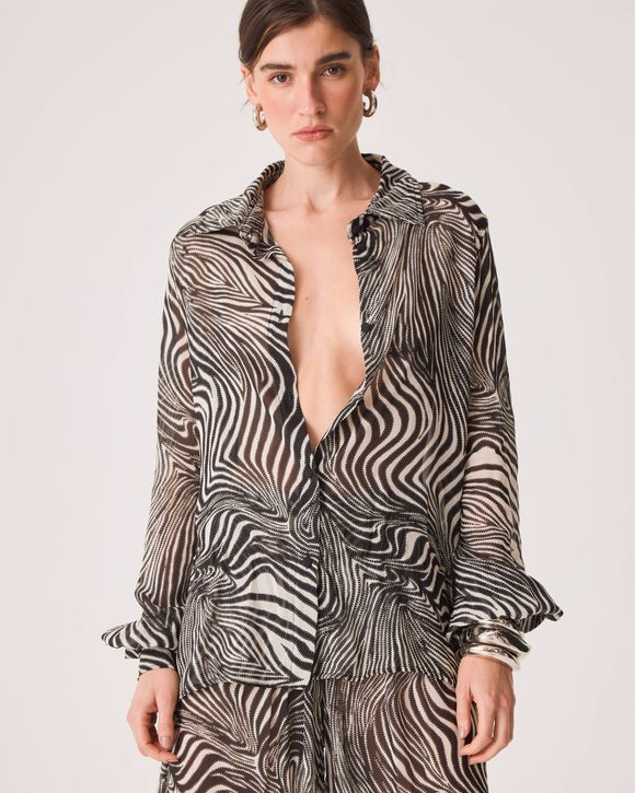 Camisa Luisa Animal Print Zebra feminina da collab August com Maria Victoria Tinoco, tecido leve, estampa zebra preto e branco, comprimento alongado com botões personalizados