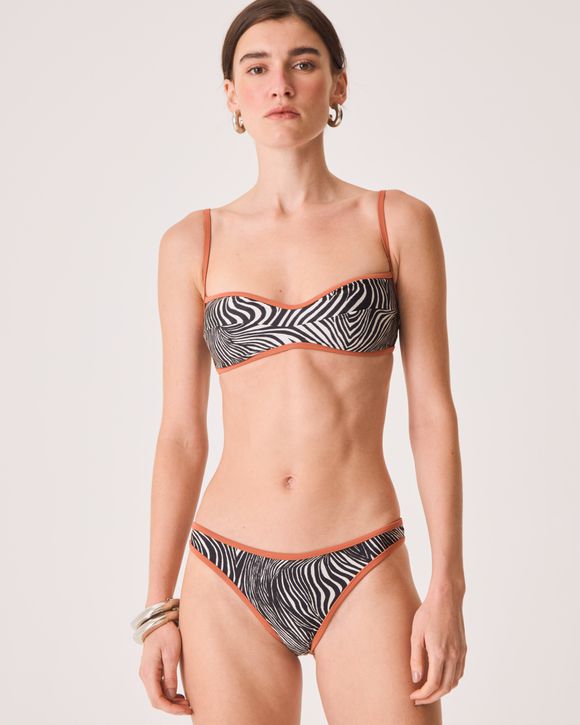 Calcinha Biquíni Leticia Animal Print Zebra feminina da collab August com Maria Victoria Tinoco, poliamida, modelagem cavada e acabamento em viés cobre contrastante