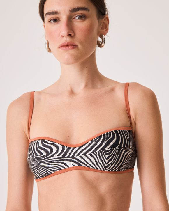 Top Biquíni Manu Animal Print Zebra feminino da collab August com Maria Victoria Tinoco, poliamida, alças finas e acabamento em viés cobre contrastante