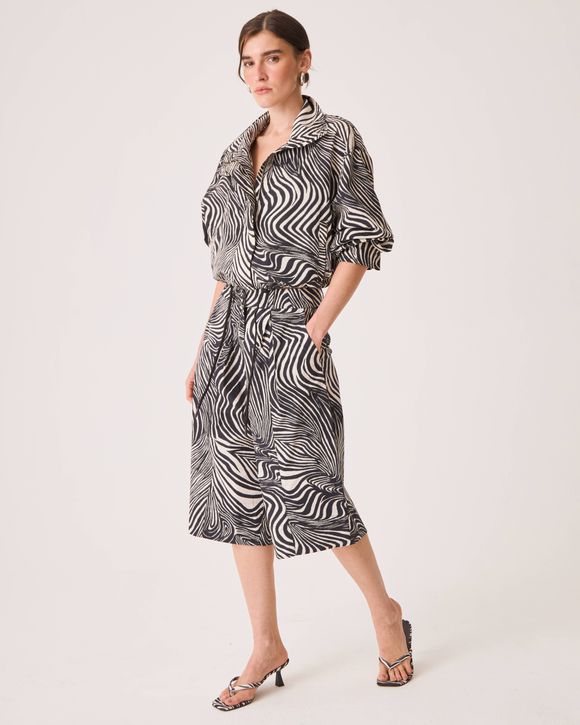Bermuda feminina de alfaiataria animal print zebra com cintura alta, bolsos faca e passadores estilo jorts