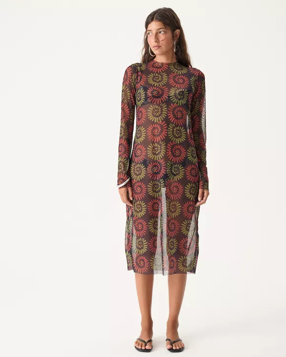 A Modelo esta vestindo um Vestido midi em tule com estampa de conchas, mangas longas e gola alta, elegante e refinado.