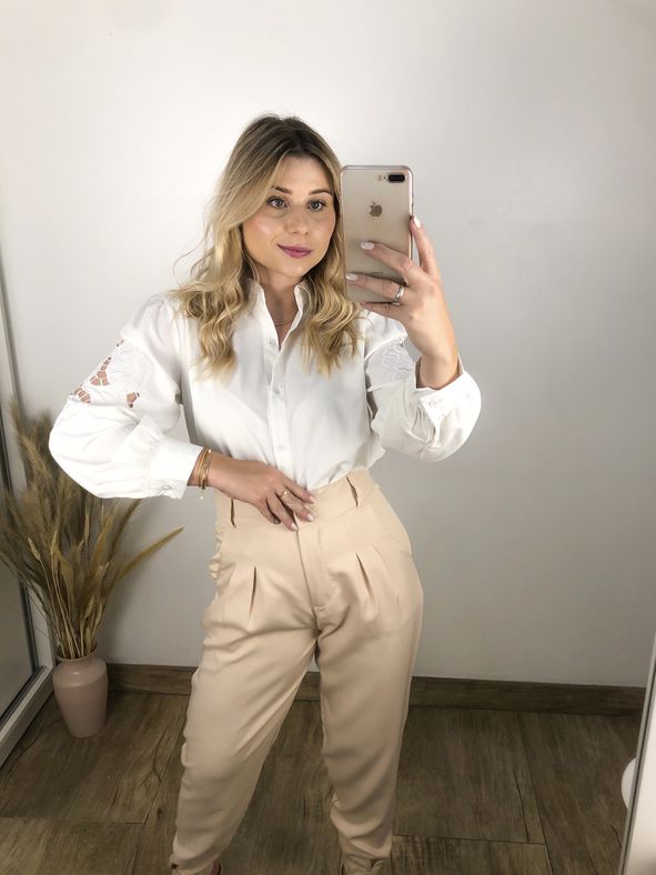 Calça bege e blusa branca best sale feminina