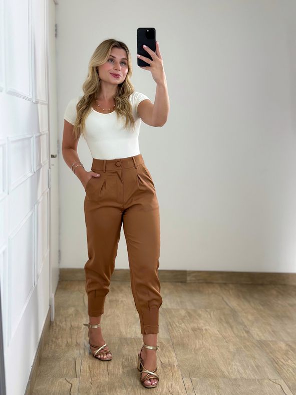 Calça Cenoura Alfaiataria Caramelo