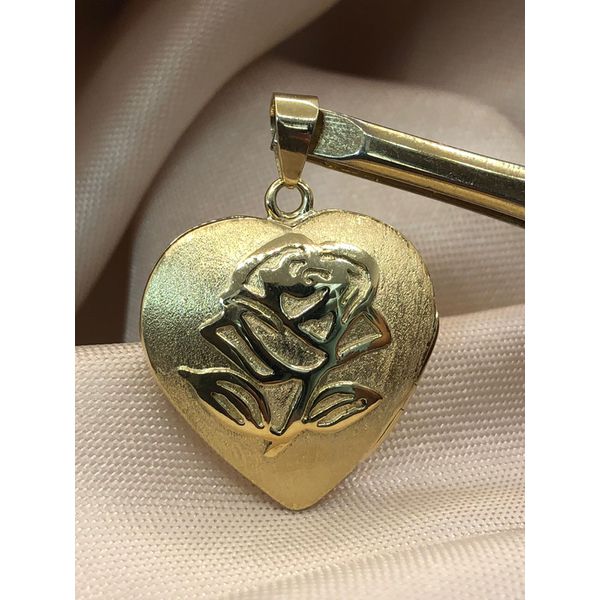 Relicário modelo Rose em ouro 18k