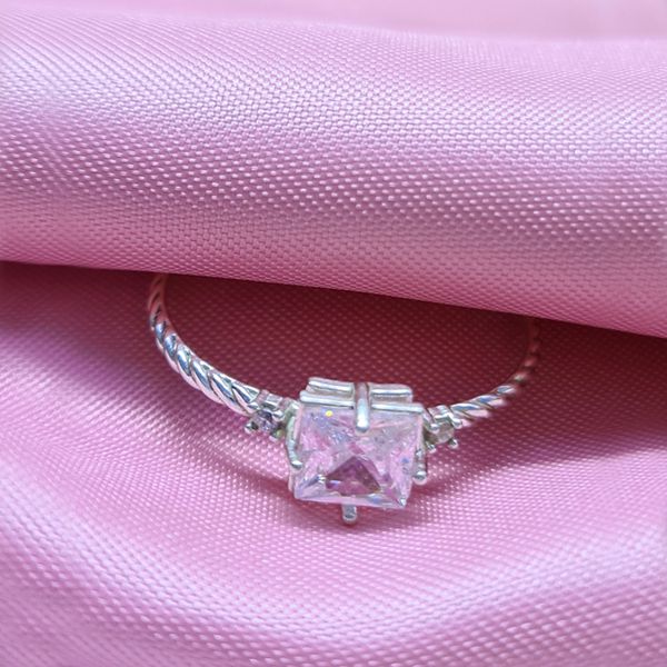 Anel Solitario em Prata925 Torcido com Zirconia Grande Quadrada e 2 Pequenas