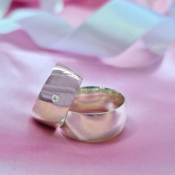 Aliança compromisso 10 mm com uma pedra na femenina 