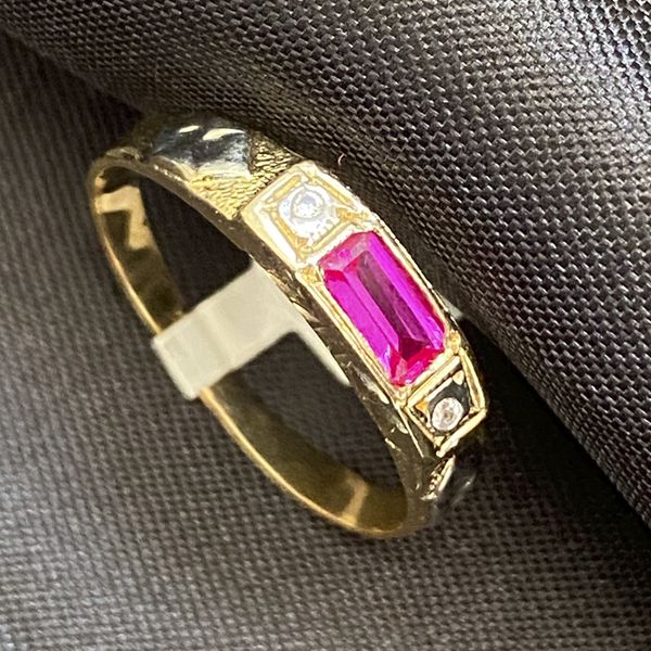Anel de formatura em ouro 18k com 3.5 gramas com duas zircônia uma pedra quadrada rubi sintético com dois símbolos em ouro branco 