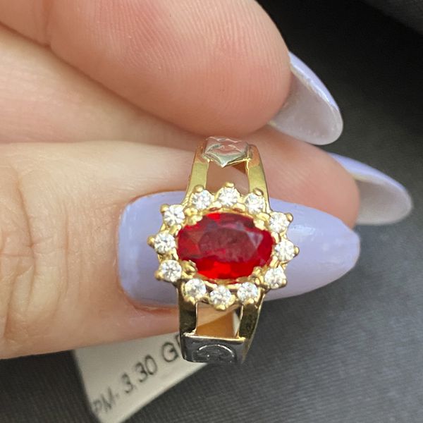 Anel de formatura em ouro 18k com 3.3 gramas com 13 pedras de zircônia com uma pedra oval rubi sintético com dois símbolos em ouro branco 