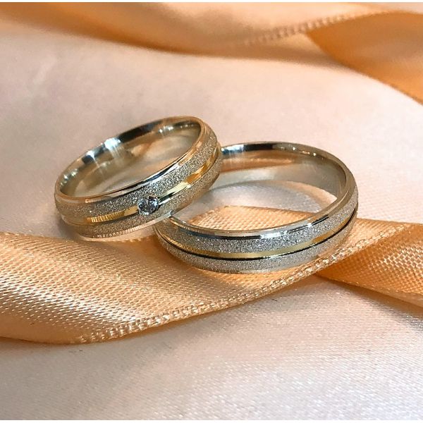 Aliança Em Prata - Modelo Rilary 5 mm com 1 Pedra Femina com Filete de Ouro 