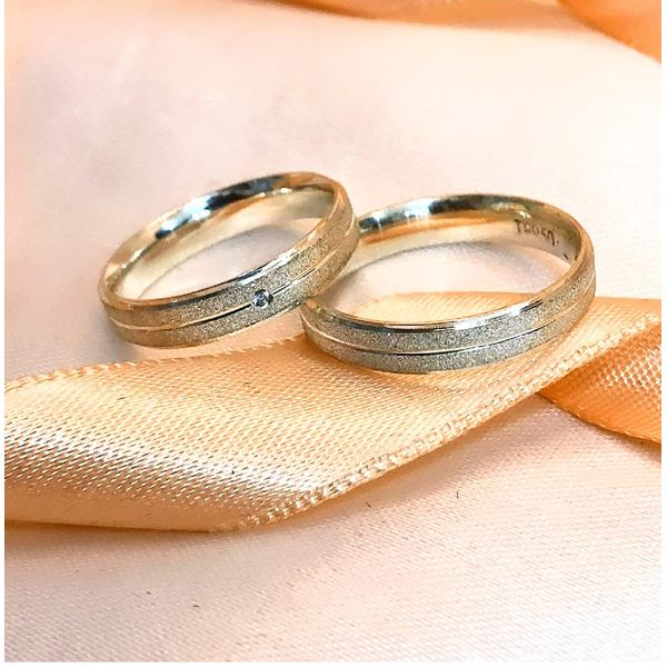 Aliança Em Prata - Modelo Winter 5 mm com 1 Filete no Meio na Feminina 1 Pedra Diamantada 