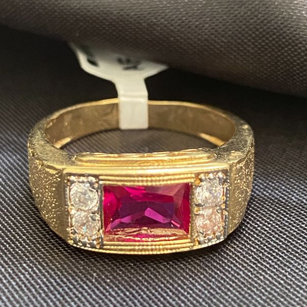 Anel de formatura em ouro 18k masculino com 9 gramas com quatro zircônia e uma pedra quadrada rubi sintética com dois símbolos em ouro branco 
